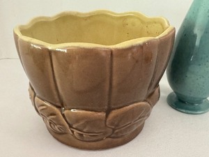 lot 53 image: Vintage Red Wing Planter 1403 and Vintage Red Wing Pitcher 1510