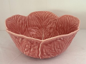 lot 57 image: Vintage Bordallo Pinheiro Pink Cabbage Tall Salad Serving Bowl