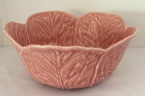 lot 46 image: Vintage Bordallo Pinheiro Pink Cabbage Tall Salad Serving Bowl
