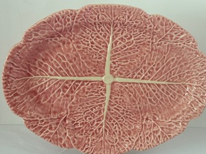 lot 47 image: Vintage Bordallo Pinheiro Pink Cabbage Tall Serving Platter