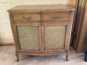 lot 45 image: Vintage Motorola Stereo Cabinet