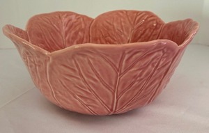 lot 9 image: Vintage Bordallo Pinheiro Pink Cabbage Tall Salad Serving Bowl