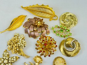 lot 200 image: Variety of Vintage Brooches