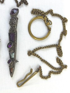 lot 203 image: Vintage Jewelry Items