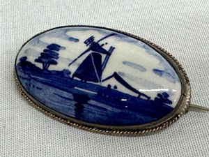 lot 204 image: Vintage Hand Painted Delft Brooch