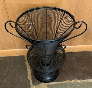 lot 115 image: Decorative Floor Wire Vase