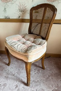 lot 117 image: Charming Vintage Chair