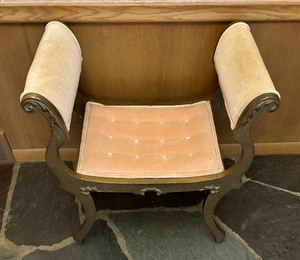 lot 128 image: Beautiful Vintage Bench