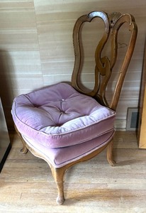 lot 130 image: Plush Lavender Seated Vintage Chair