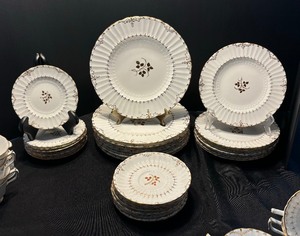 lot 141 image: Vintage Royal Crown Derby China Grouping