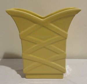lot 162 image: Yellow Vintage Vase by Abingdon