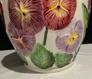 lot 174 image: Pretty Planter by Pacific Rim