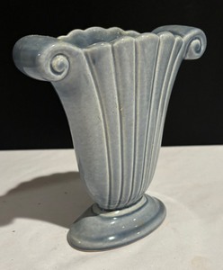 lot 181 image: Vintage Red Wing 950 Vase