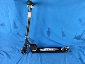 lot 9 image: Razor Lightshow Scooter