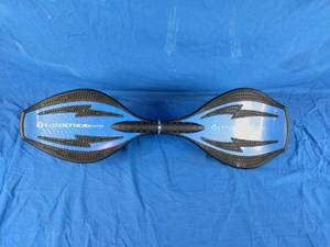 lot 22 image: Razor RipStik DLX Mini Caster Board - Blue