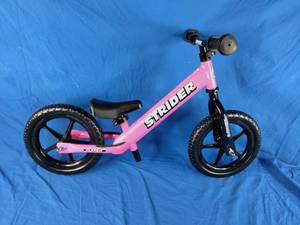 lot 29 image: Strider Pink Classic Balance 12 Learning Bike