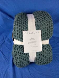 lot 40 image: New Casaluna Knit Blanket Full  Queen Size