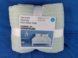 lot 42 image: New Room Essentials Microfiber Quilt Full  Queen Size