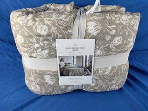 lot 44 image: New Threshold Lofty Cotton Voile Quilt KIng Size