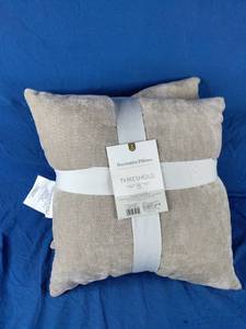 lot 47 image: New Threshold 2 Piece Decorative Pillow Set