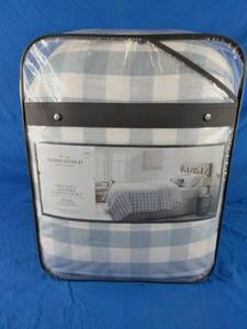 lot 55 image: New Threshold Yarn-Dyed Gingham Comforter Set King Size