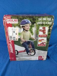 lot 69 image: New Radio Flyer 10 Tricycle