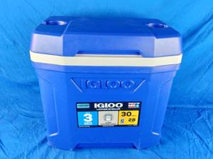 lot 93 image: New Igloo Wheeled Cooler