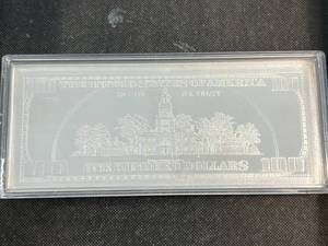 lot 79 image: 4 TROY OZ .999 FINE SILVER $100 DOLLAR BILL DESIGNED BAR IN CASE