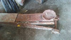 lot 657 image: Huge metal floor jack - working