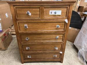 lot 9 image: Oak 5-Drawer Dresser (Dimensions in Description)