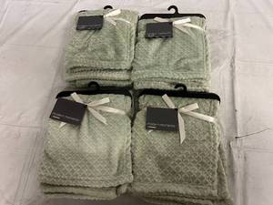 lot 32 image: 4 Gerber Modern Moments Blankets - 30in x 40in