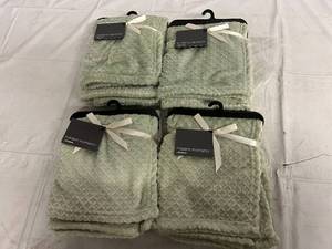 lot 33 image: 4 Gerber Modern Moments Blankets - 30in x 40in