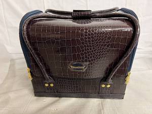 lot 215 image: Senegence Makeup Bag