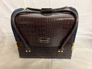 lot 216 image: Senegence Makeup Bag