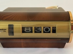lot 189 image: Vintage Sanyo Digital Clock
