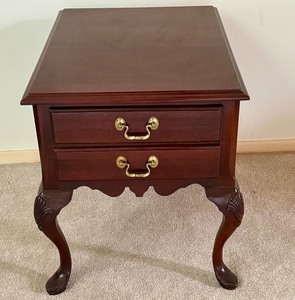 lot 27 image: Vintage Heirloom Solid Mahogany Accent Table by Link-Taylor