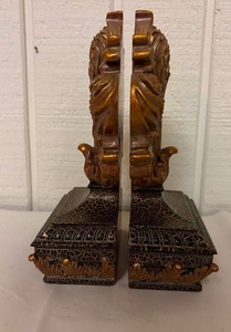 lot 160 image: Vintage Fleur De Lis Bookends in Brass  Gold