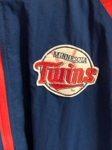 lot 81 image: Vintage Minnesota Twins Lightweight Stadium Apparel Jacket