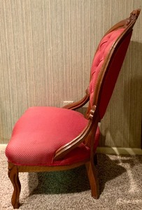 lot 9 image: Antique Victorian Parlor Chair