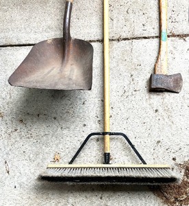 lot 421 image: Long Handled Tool Lot #1