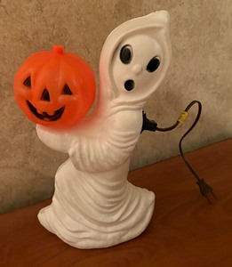lot 441 image: Festive Halloween Decor