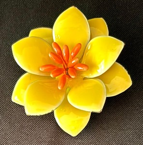 lot 362 image: Delightful Vintage Brooch and Earring Set