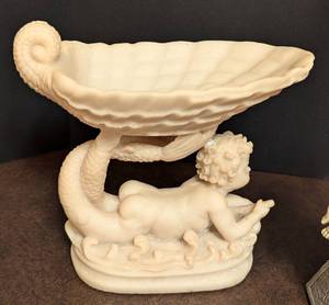 lot 314 image: Three Decorative Resin Angels