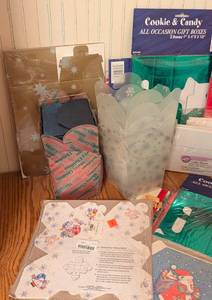 lot 303 image: Bakery and CookieGift Bags and Boxes