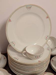 lot 310 image: Noritake Floral Dish Set
