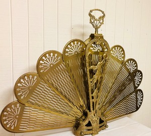 lot 13 image: Vintage Hollywood Regency Peacock Style Folding Fireplace Screen
