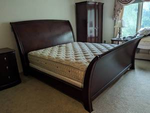 lot 33 image: Bernhardt King Sleigh Bed Frame