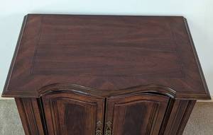 lot 25 image: Vintage Wood Side Cabinet Table