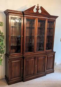 lot 7 image: Vintage Davis Cabinet Company China Hutch