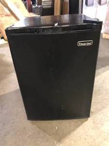 lot 8 image: Magic Chef 2.6 cu. ft. Mini Fridge in Black without Freezer  Customer Returns See Pictures